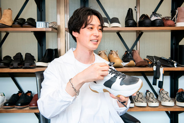 靴デザイナーとして働く高橋　亮平さん